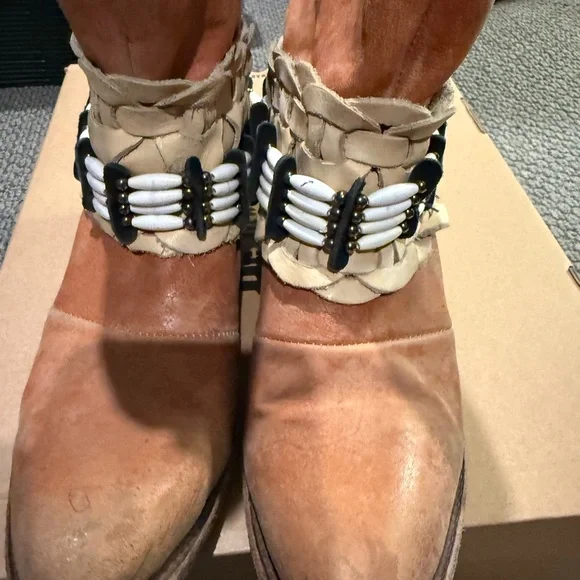 Free Bird Barra size 8 short booties ivory detail - Picture 4 of 8